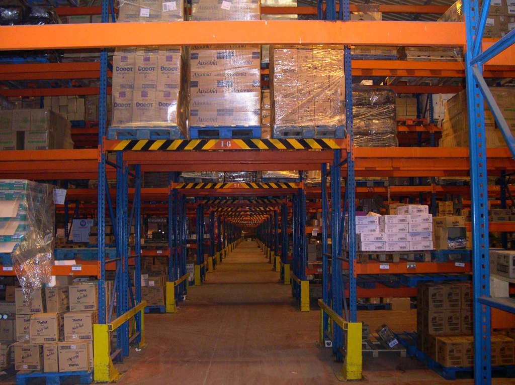 Pasiillo de estanterias